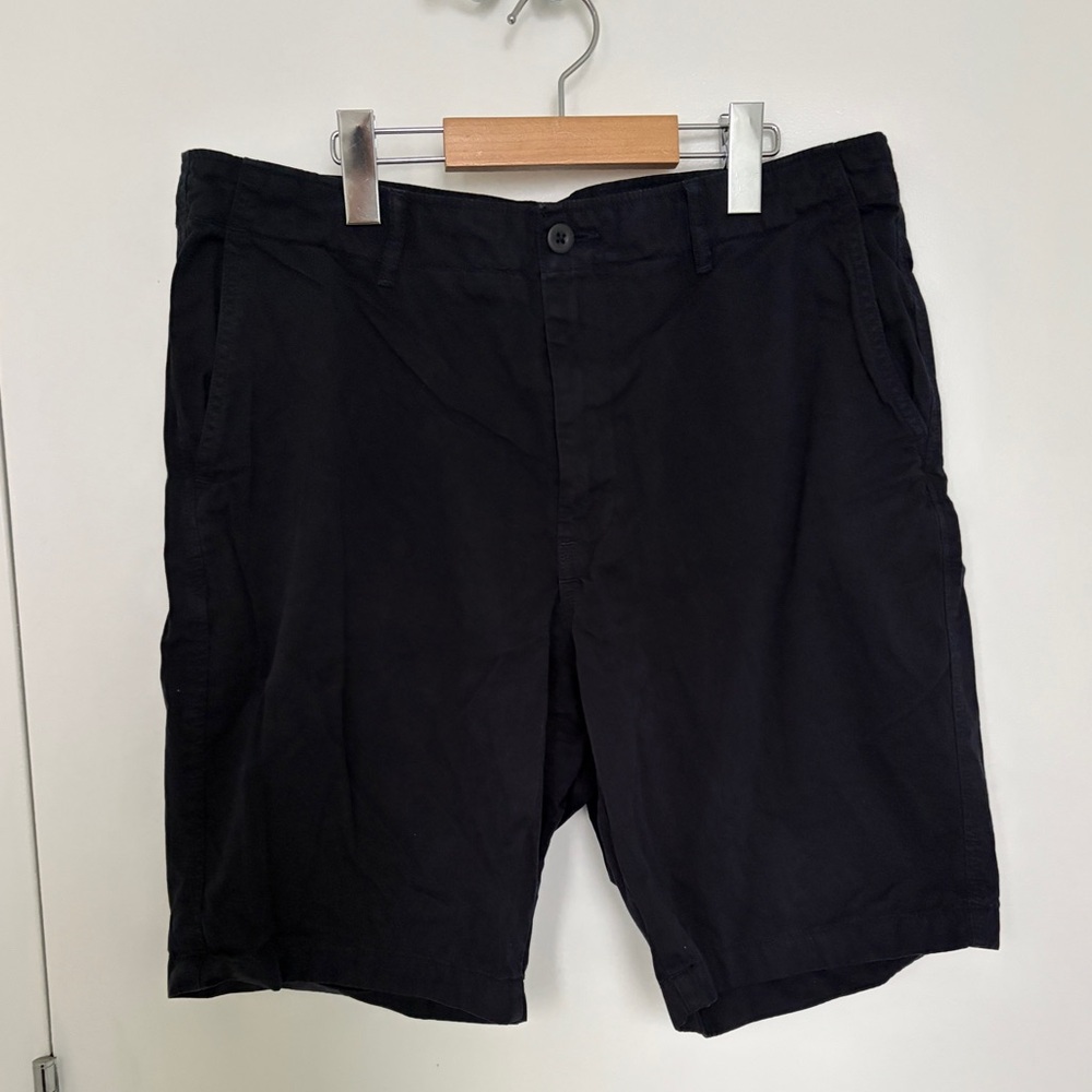 Uniqlo Men's Black Flat Front Shorts Size Large